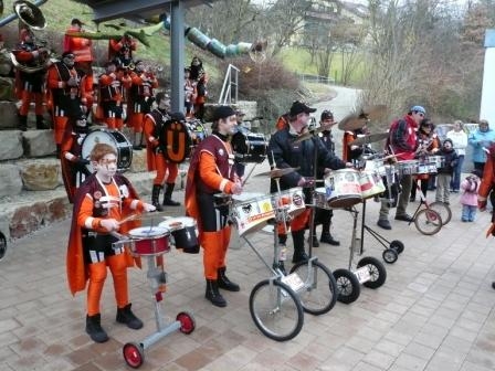 Freiwillige Guggenmusik &Uuml;berdruck in der Klosterbergschule