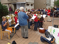 Mit Pauken und Trompeten im Schulhof der Klosterbergschule