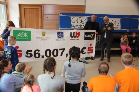 Ostalb läuft Spendenübergabe